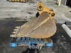 Cat Excavator Bucket 20 with New Teeth. Pins Included Excellent Condition